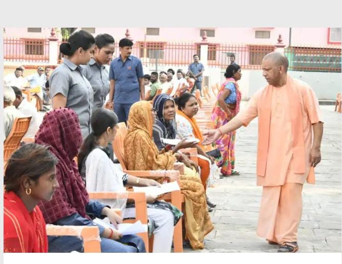 मुख्यमंत्री योगी आदित्यनाथ ने अधिकारियों से कहाकि जनता की समस्याओं का निराकरण सरकार की प्राथमिकता है। इसमें किसी भी तरह की लापरवाही या शिथिलता क्षम्य नही