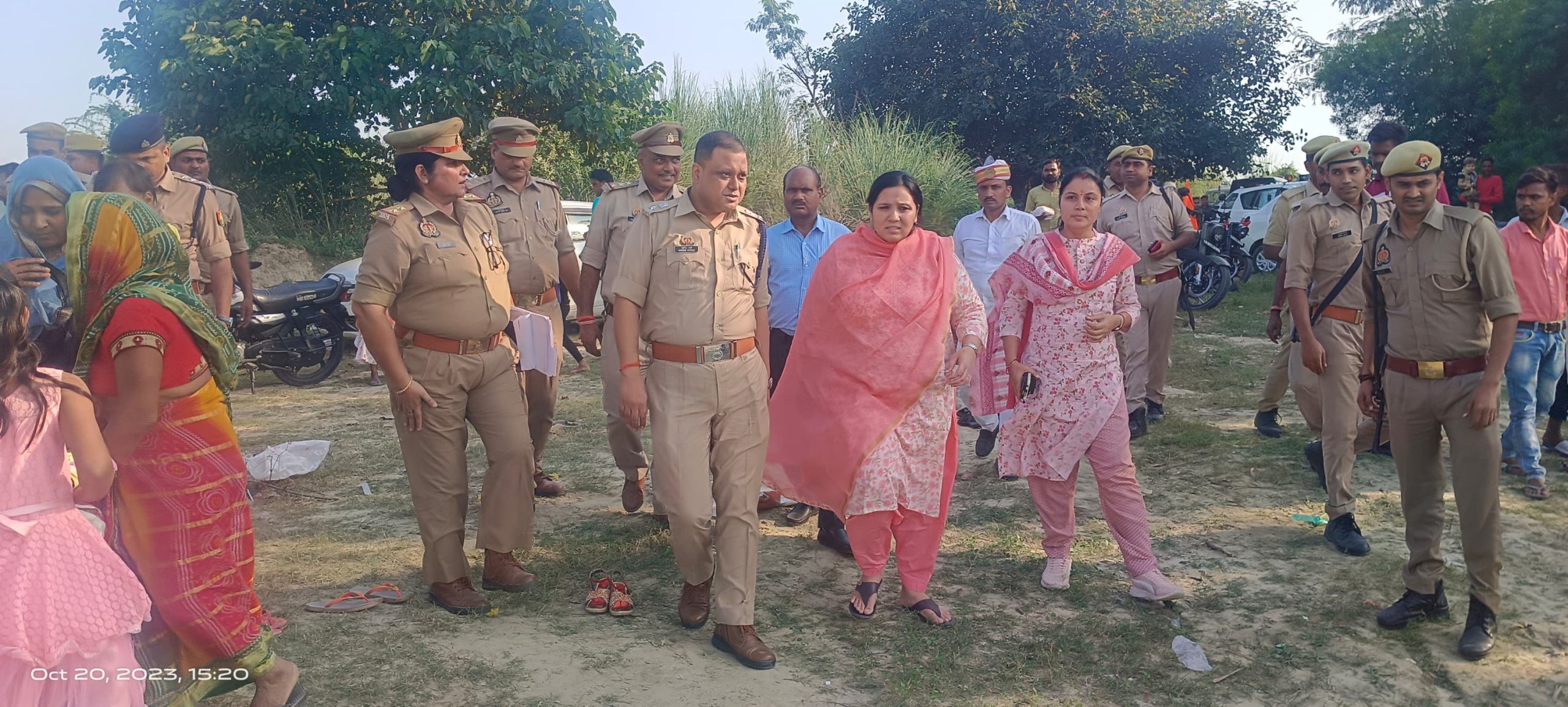 जिलाधिकारी कृत्तिका ज्योत्स्ना द्वारा थाना हलियापुर अन्तर्गत मूर्ति विसर्जन स्थल आमघाट का किया गया निरीक्षण।