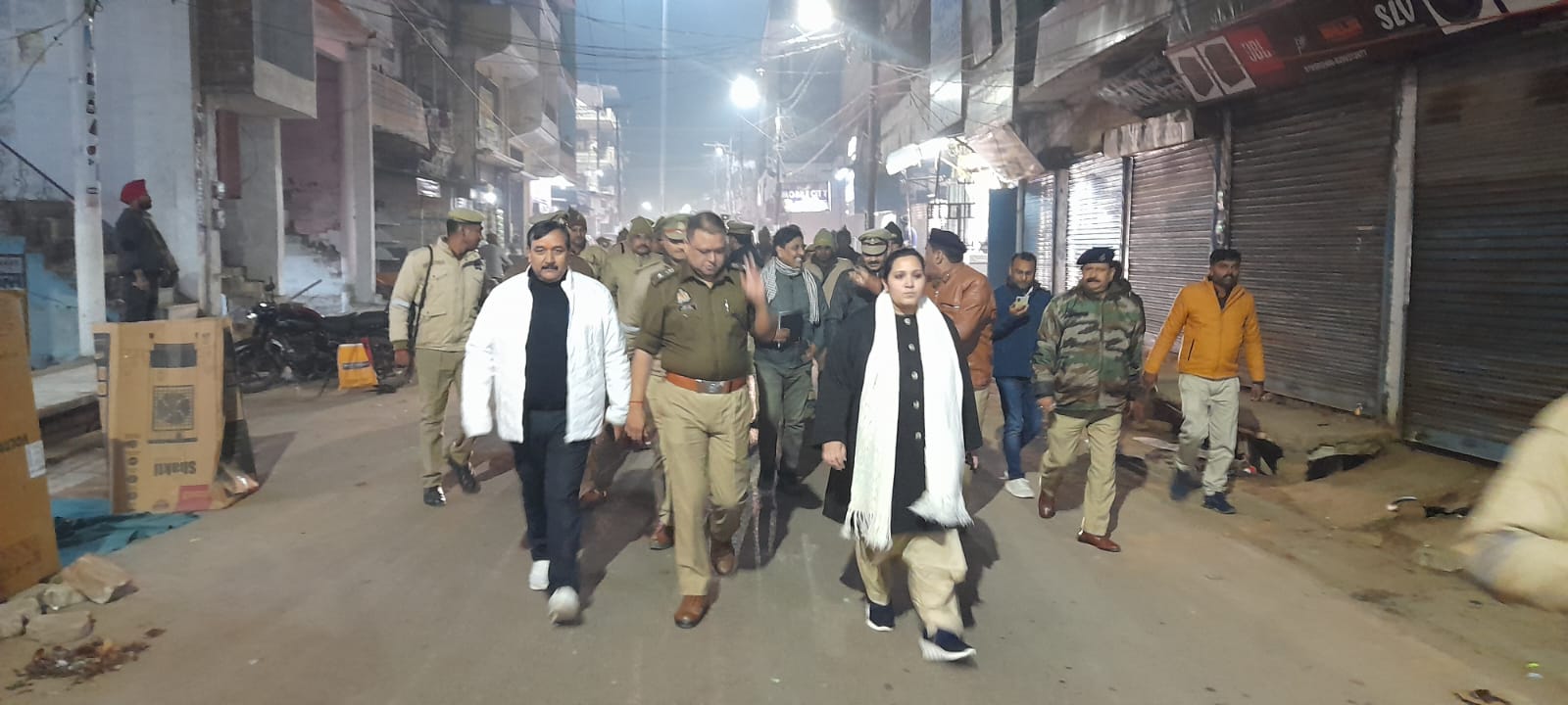 जिलाधिकारी व पुलिस अधीक्षक द्वारा बढ़ते ठण्ड के दृष्टिगत तथा शांति व्यवस्था बनाये रखने हेतु नगर क्षेत्र में किया गया फ्लैग मार्च।